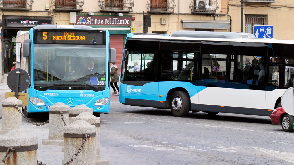 Dos autobuses urbanos de la ciudad se cruzan frente al Acueducto. / Kamarero