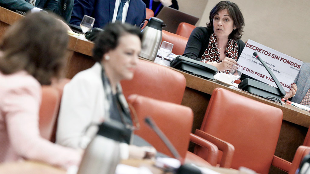 Beatriz Escudero, mostrando un cheque gigante impreso