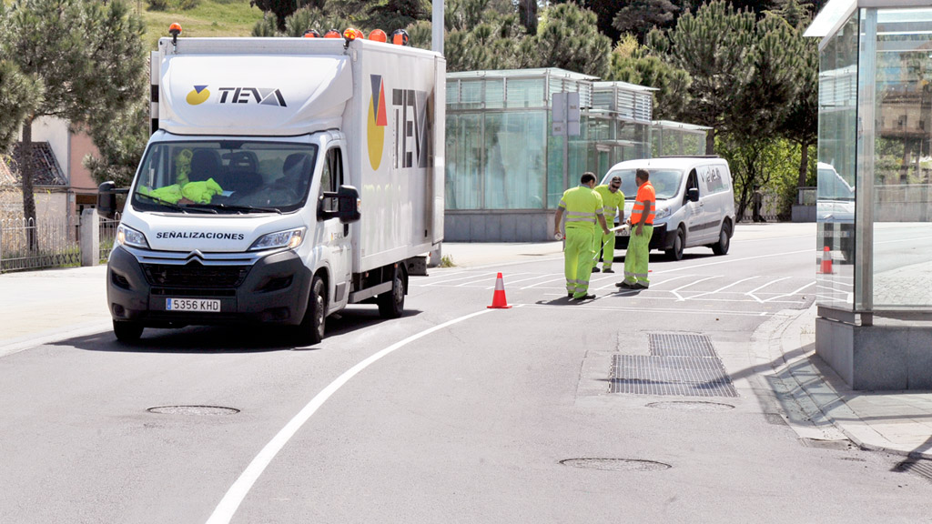 Los trabajos de pintura motivaron el desvío del tráfico en esta avenida a lo largo de la mañana. / Kamarero