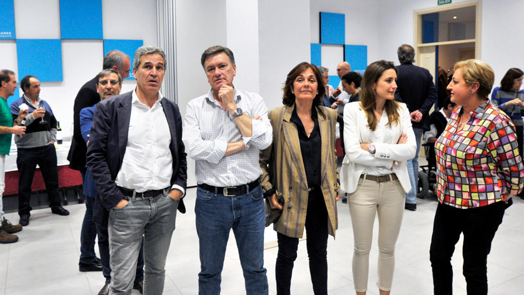 Algunos de los candidatos populares, viendo los resultados electorales con caras de preocupación. / kamarero