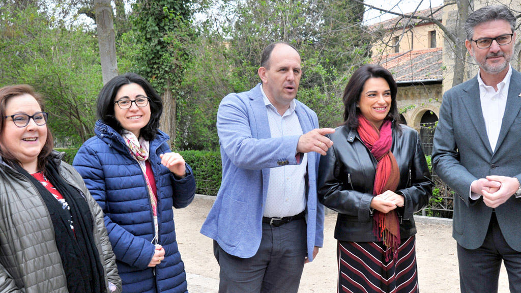 Algunos de los integrantes de la lista a la Cortes, con el secretario provincial en el centro. / Kamarero