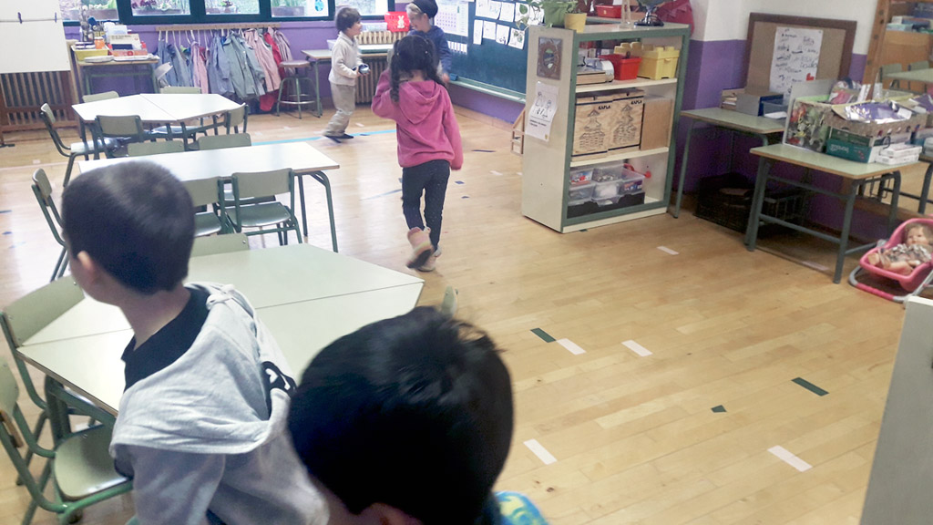 Los niños juegan con las marcas y líneas de los campos de los distintos deportes, que ahora decoran su clase. / E. A.