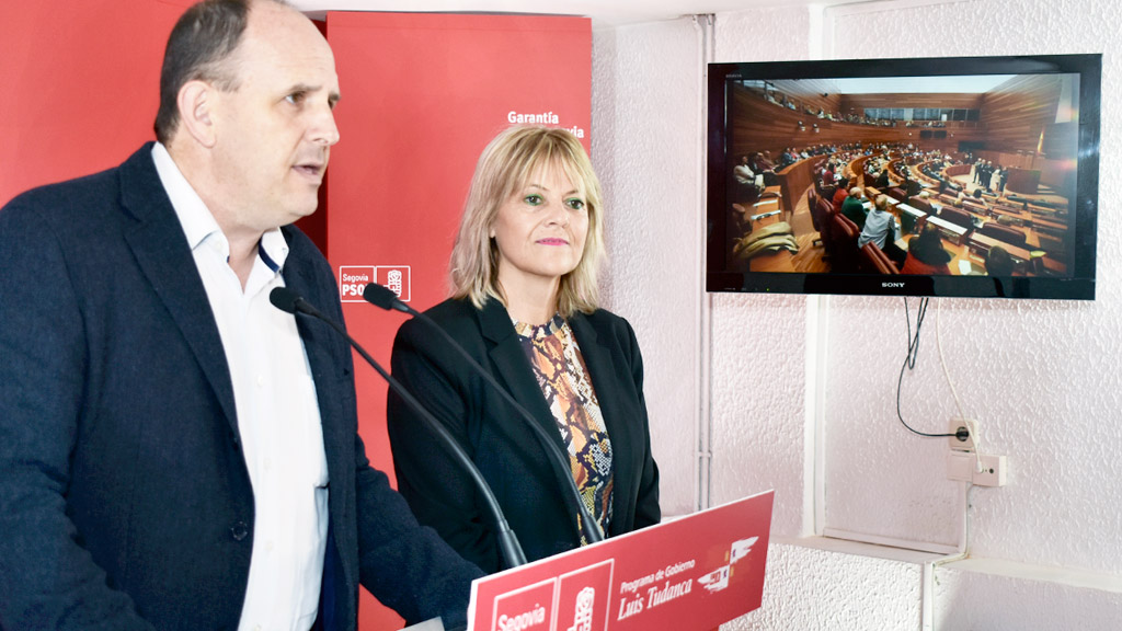 José Luis Aceves y Ana Agudíez ayer en rueda de prensa en la sede del PSOE en Segovia.