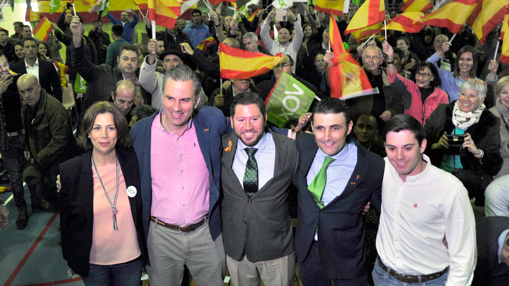 Los candidatos de Vox, al inicio del mitin. / KAMARERO