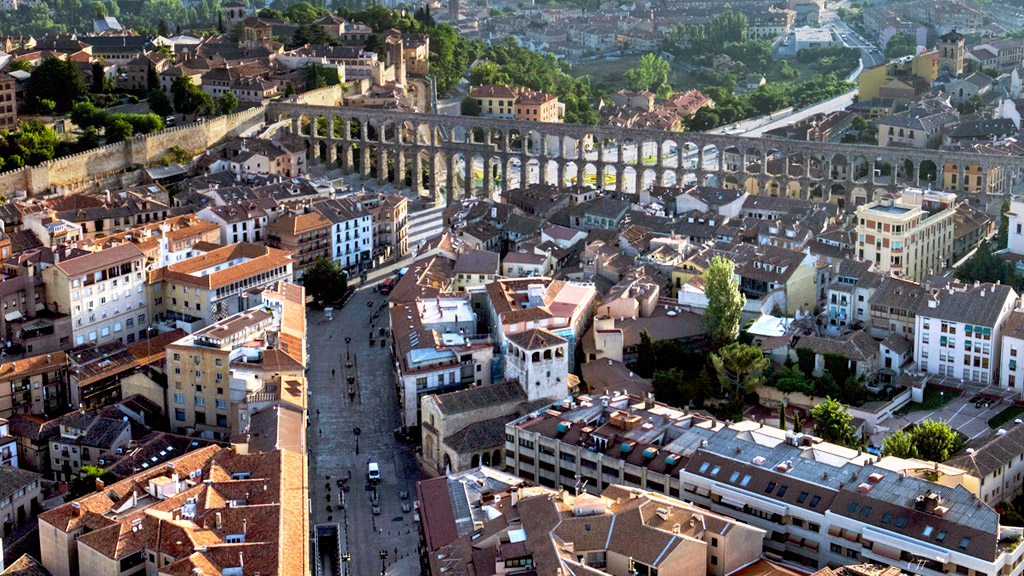 Vista general del Acueducto y de la ciudad de Segovia. / Kamarero