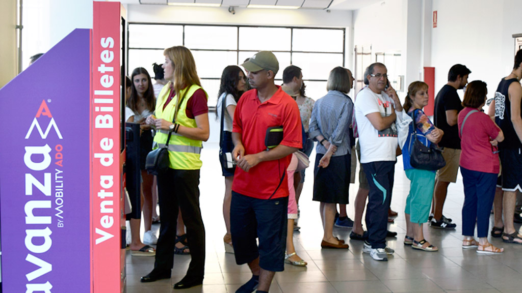 Usuarios de los autobuses de Avanza en la estación. / Kamarero