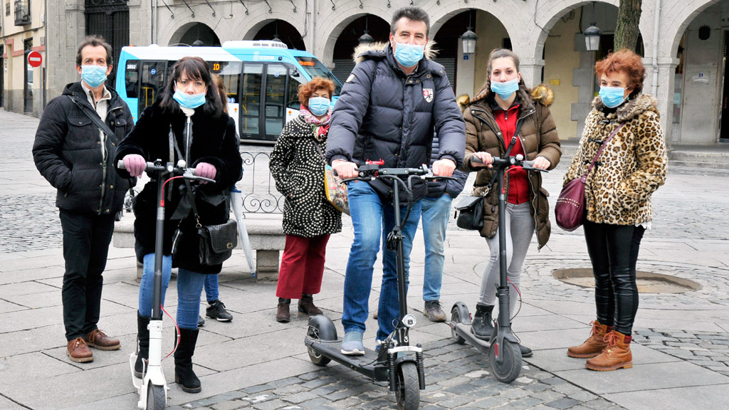 Concentración para pedir la regulación de los patinetes 1 Un grupo de segovianos que reclama la regulación de estos vehículos. / Kamarero