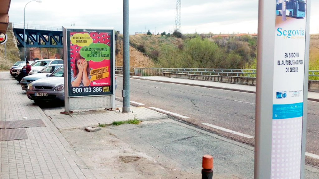 Imagen de la parada de donde se ha suprimido la marquesina. / el adelantado