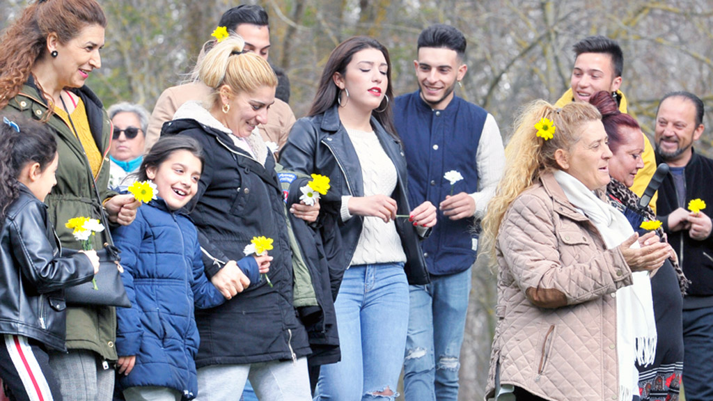 Las familias gitanas llevan flores al río Eresma en señal de buenos deseos. / KAMARERO
