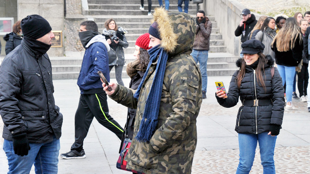 Todavía no hay que guardar abrigos y bufandas, porque el frío será intenso en los próximos días./ KAMARERO