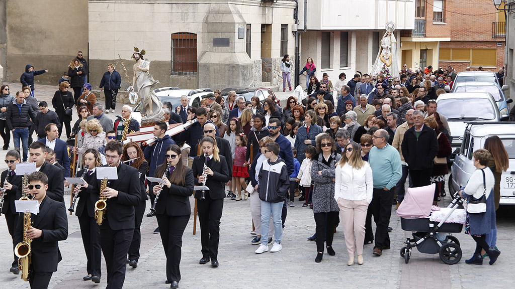 El buen tiempo acompañó durante toda la procesión a las imágenes de la Virgen del Rocío y el Cristo Resucitado.
