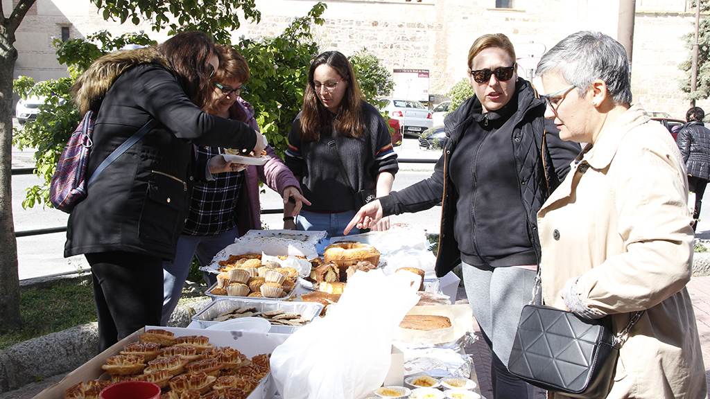 Varias mujeres realizan compras en el mercado gastronómico.