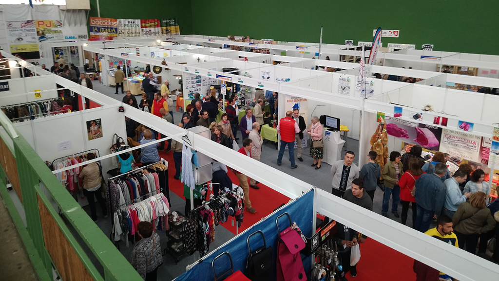 La feria estuvo repartida entre el Polideportivo, el salón de usos múltiples y la zona deportiva de la localidad.