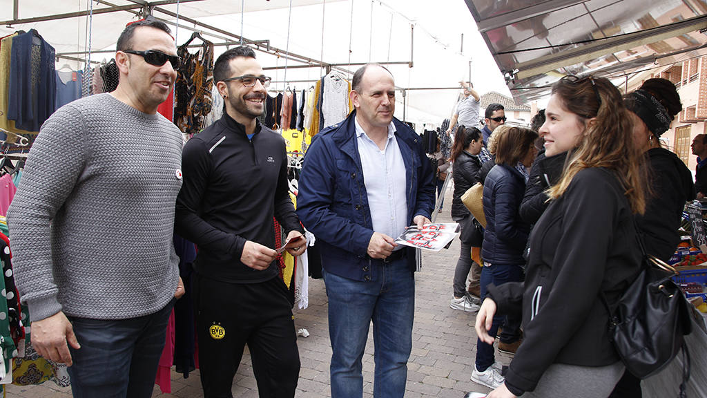 José Luis Aceves y Mariano Herrero conversan con los ciudadanos en el mercado.
