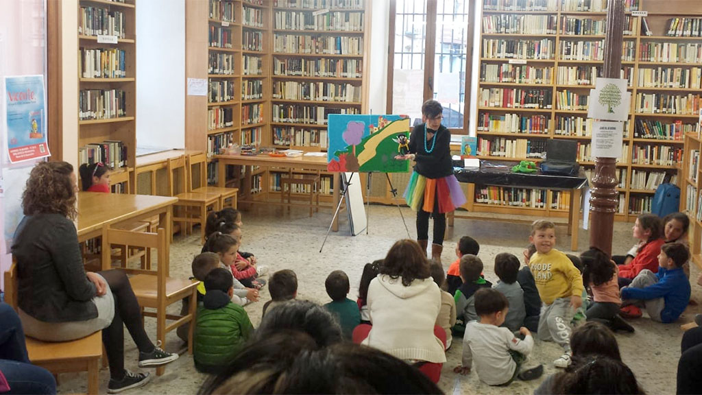 La autora presenta los personajes de su cuento a todos los asistentes.