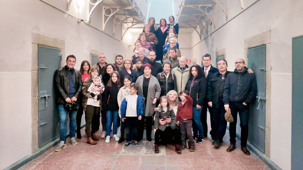 La alcaldesa Clara Luquero, en el centro, en la inauguración del pasaje de Palmira San Juan en la Cárcel. / El Adelantado