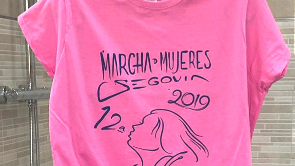 La camiseta de la marcha, de color malva./EL ADELANTADO