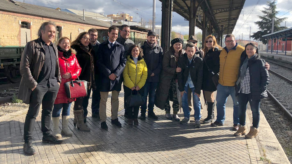 Representantes de los partidos y de la Plataforma de Amigos del Ferrocarril, en la estación. / El Adelantado