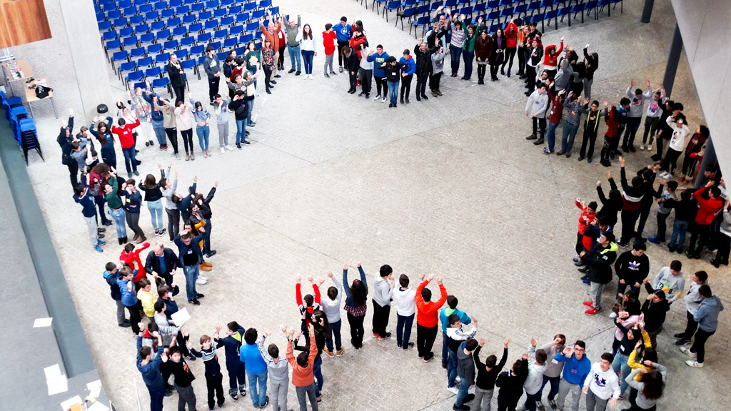 Alumnos y profesores formaron una geometría fractal en forma de copo de nieve. / E. A.