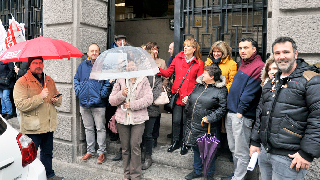 Los trabajadores han protestado a las puertas del Palacio de Justicia. / kamarero