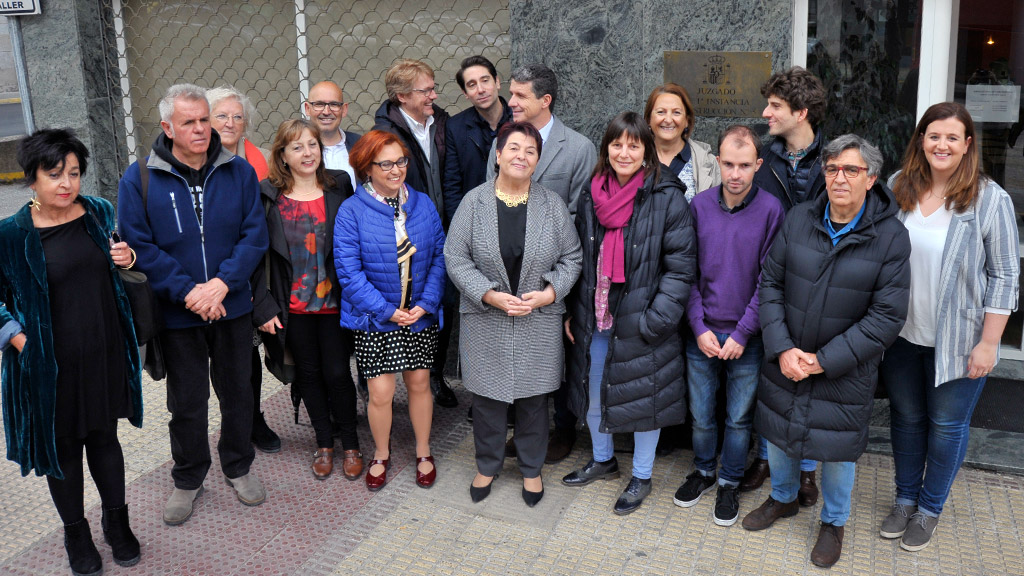 La alcaldesa Clara Luquero, en el centro, junto a algunos de los candidatos a concejal que integran la lista del PSOE al Ayuntamiento de Segovia. / Kamarero
