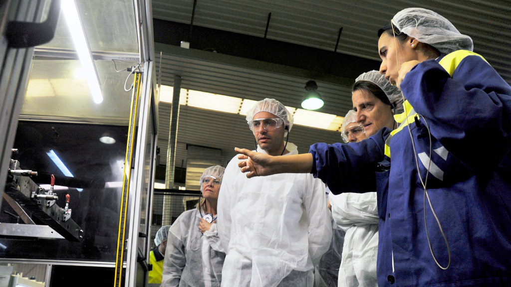Ana Agudíez, Samuel Alonso, José Luis Aceves y Teresa Ribera ayer en la visita a la fábrica Verescence.