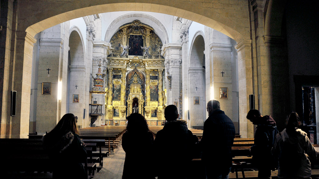 Un grupo de turistas que visitó la iglesia del Seminario de la capital segoviana el pasado domingo. / Kamarero
