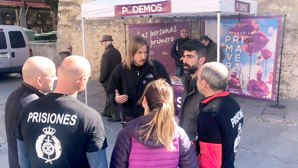 Podemos instaló una carpa informativa en la calle Real. / el adelantado