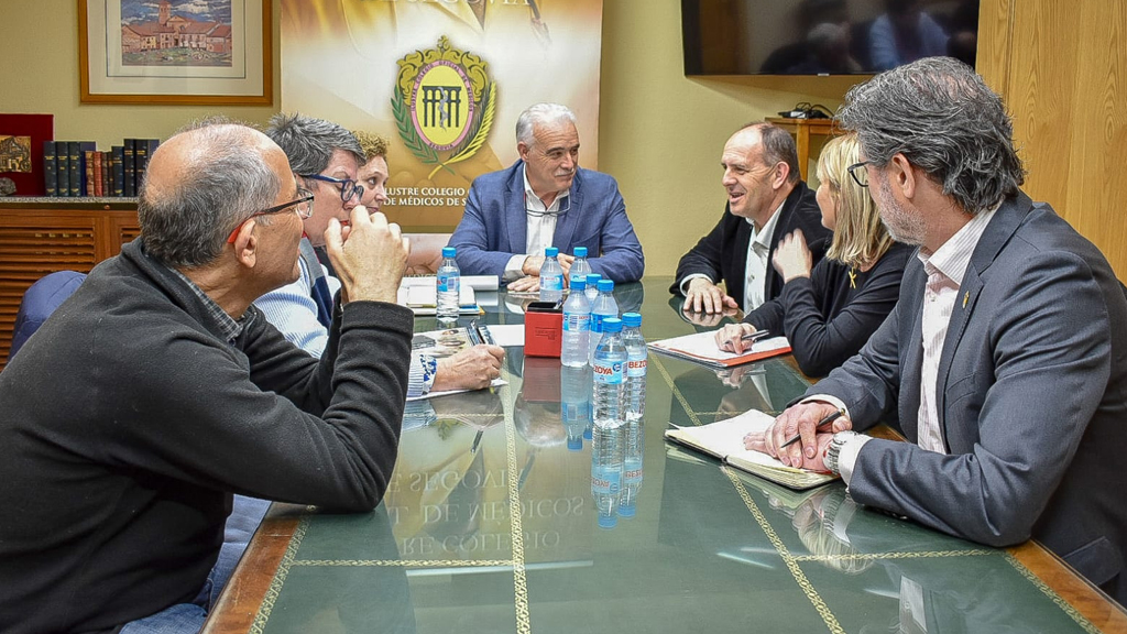 Imagen de la reunión mantenida entre los candidatos del PSOE y los responsables del Colegio de Médicos. / El Adelantado