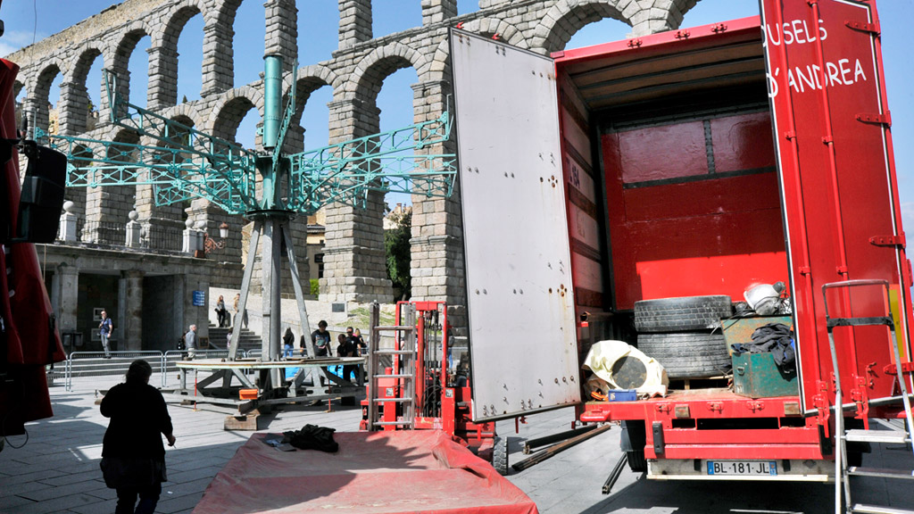 El Azoguejo vuelve a ser escenario un año más del Carrusel D’Andrea antes (desde el día 27) y durante Titirimundi. / Kamarero