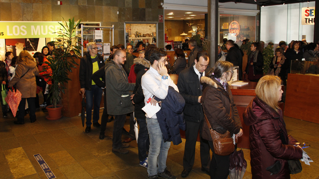 Vecinos de Segovia hacen cola para comprar entradas en el Centro de Recepción de Visitantes. / Nerea Llorente
