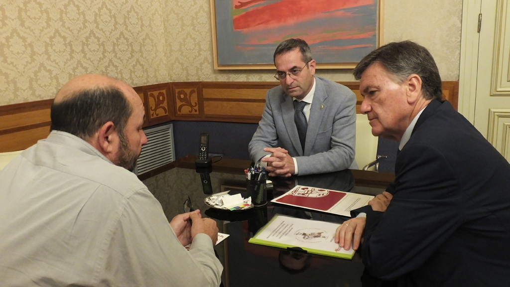 Fernando Garcés conversa con Francisco Vázquez y Jaime Pérez. /  E. A.