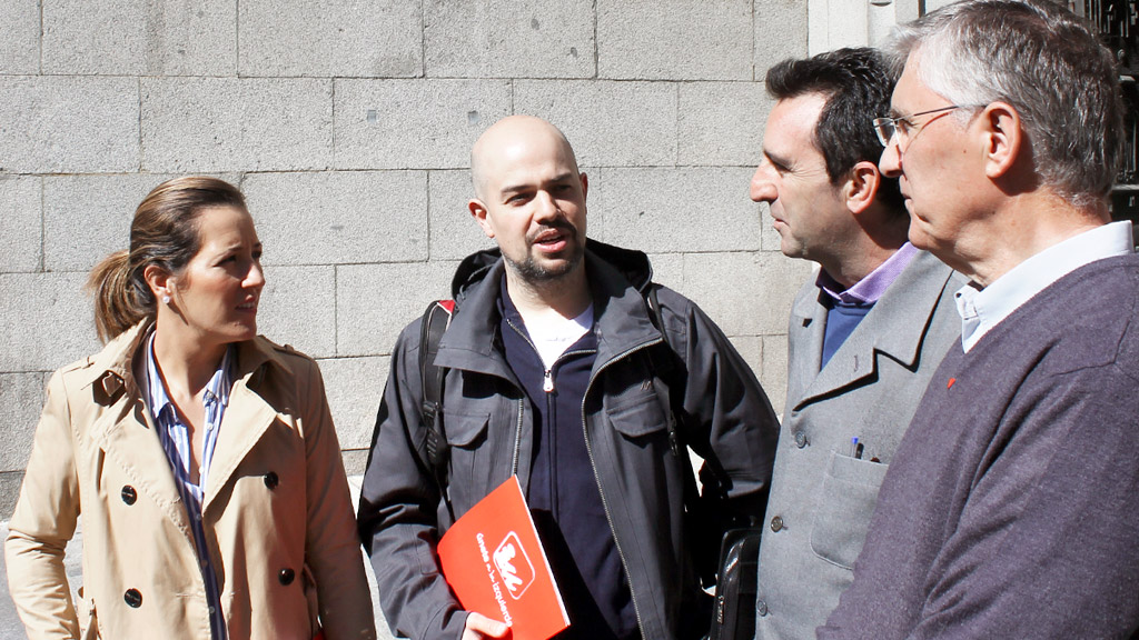 Los representantes de IU, ante la sede de Bankia la semana pasada. / E. A.