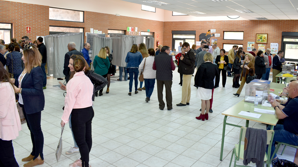 Imagen de un colegio electoral de San Ildefonso, donde se concentraron numerosos votantes a mediodía de ayer. / el adelantado