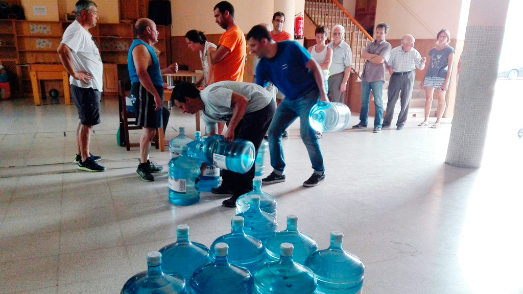 Cabezuela también ha sido abastecida con agua embotellada. / F.D.