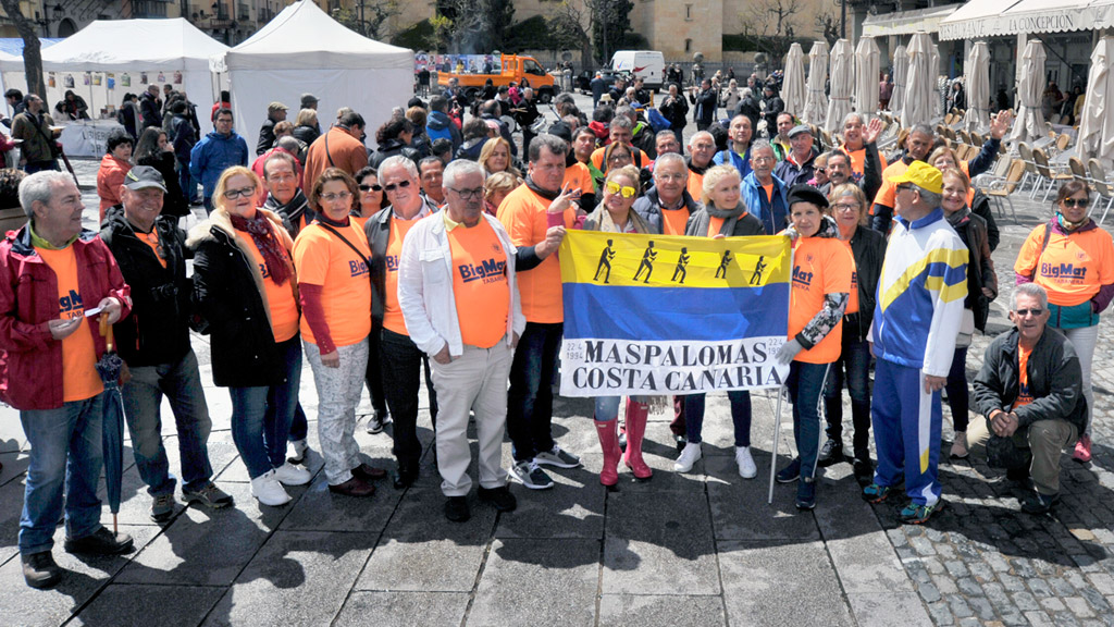 El grupo canario muestra su bandera en la Plaza Mayor de Segovia donde acabó la marcha iniciada en Cercedilla. /KAMARERO