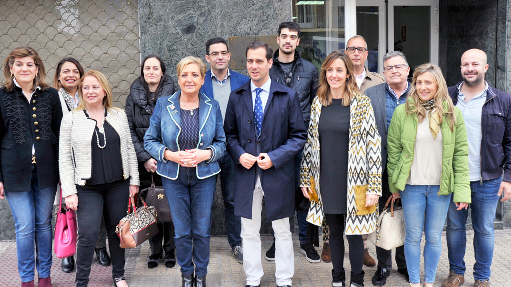 Pablo Pérez, en el centro, junto a Paloma Sanz y Rafael Fernández, y parte de su equipo. / kamarero