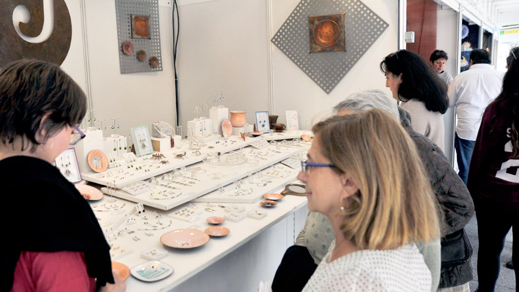 El buen tiempo animó el ritmo de visitas y las conversaciones con los expositores procedentes de 16 provincias. /  KAMARERO