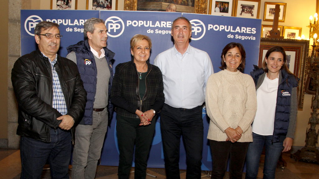 Los candidatos del PP al Congreso y al Senado, ayer, antes de reunirse con apoderados e interventores. / n. llorente