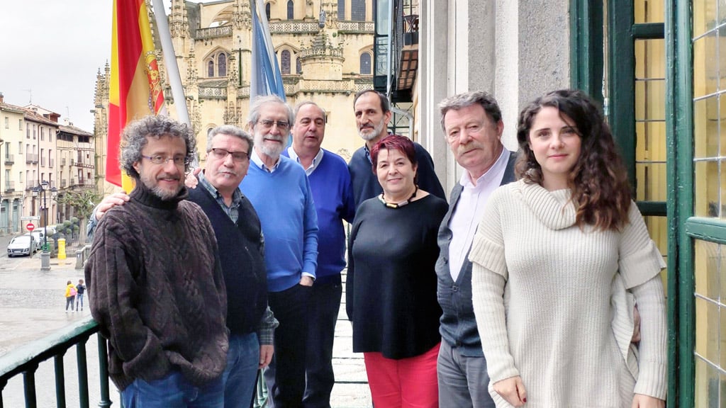 De izqd. a dch., Carabias, San Romualdo, García Bermejo, Fernando Ortiz, García Berzal, la alcaldesa, Luis Martín y Cristina Ortiz, en el balcón de la casa consistorial.  / E. A.