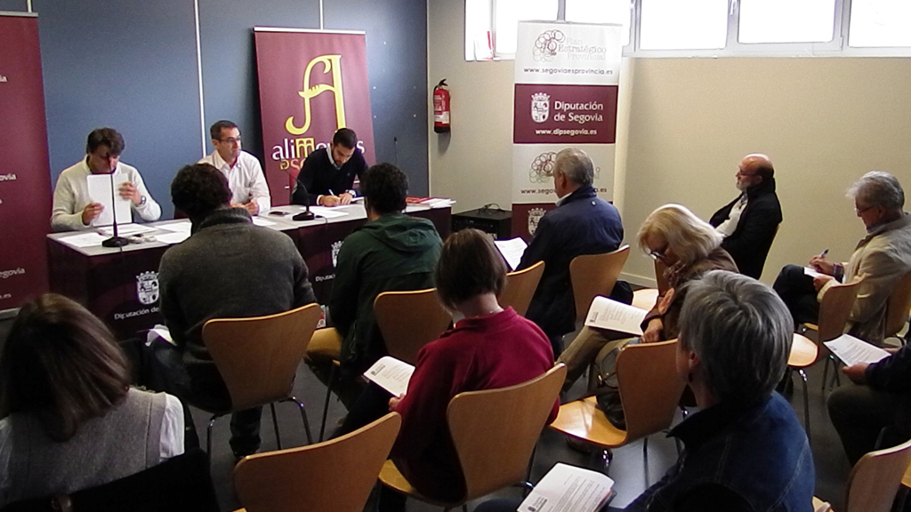El diputado de Promoción Económica Jaime Pérez, en el centro, en una actividad de la marca Alimentos de Segovia. / E. A.