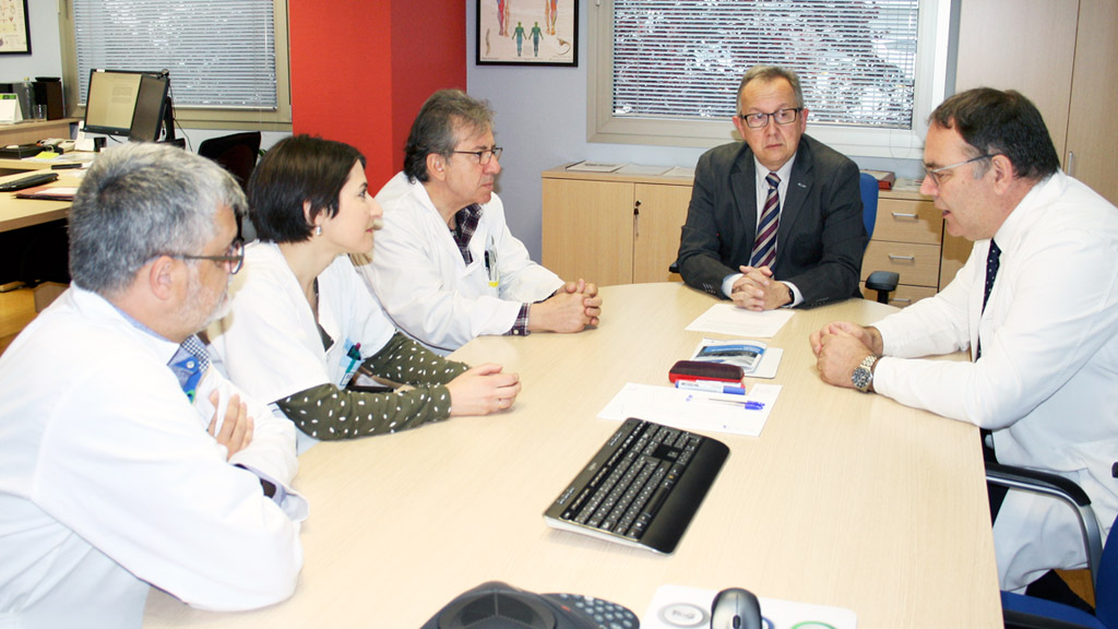 Los responsables de cuidados paliativos en la reunión con Javier López-Escobar y José Manuel Vicente. / E. A.