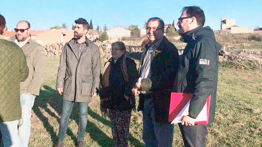 El candidato de Podemos, durante la visita al barrio de Hontoria. / E. A.