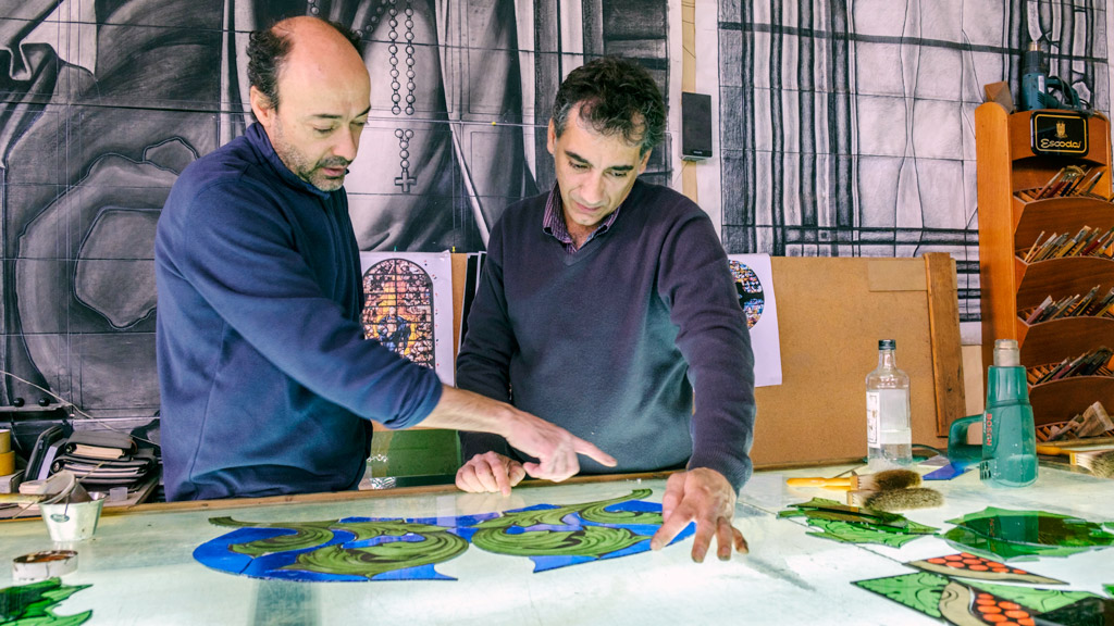 Los hermanos Pablo y Alfonso Muñoz Ruiz, de la empresa segoviana Vetraria Muñoz de Pablos, en su taller. / Kamarero