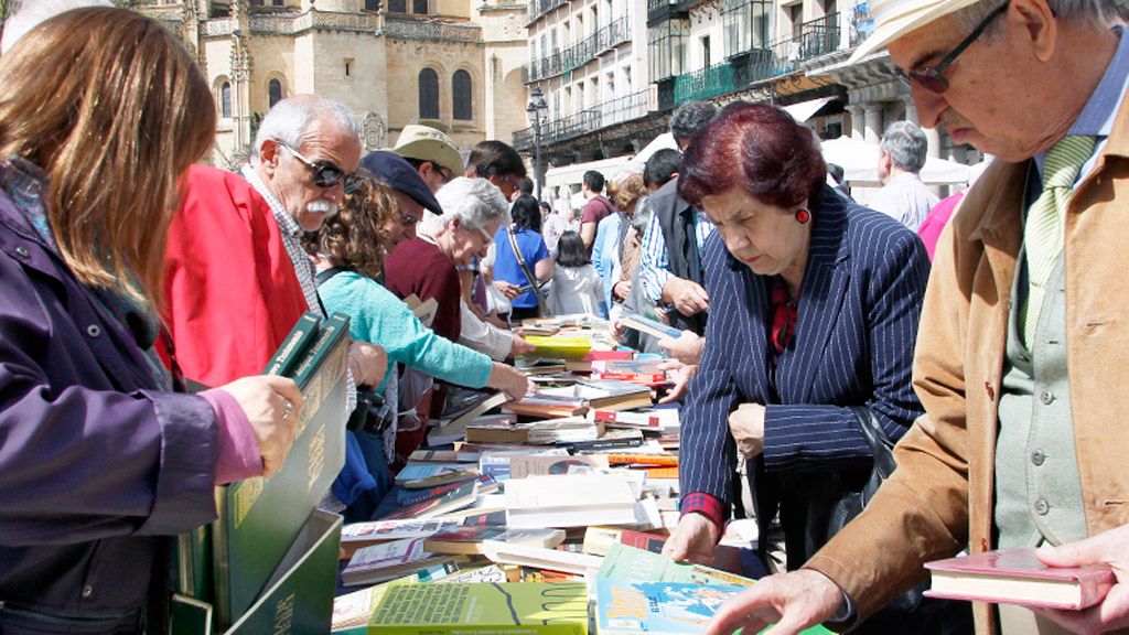 Cadena ciudadana de intercambio de libros el 23 de abril de 2018. / Nerea Llorente