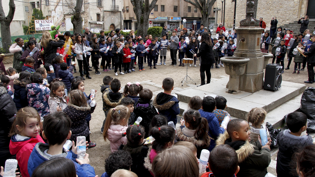 Todos los escolares del colegio Santa Eulalia se unieron en la batucada dirigida por la maestra Inmaculada García. / NEREA LLORENTE