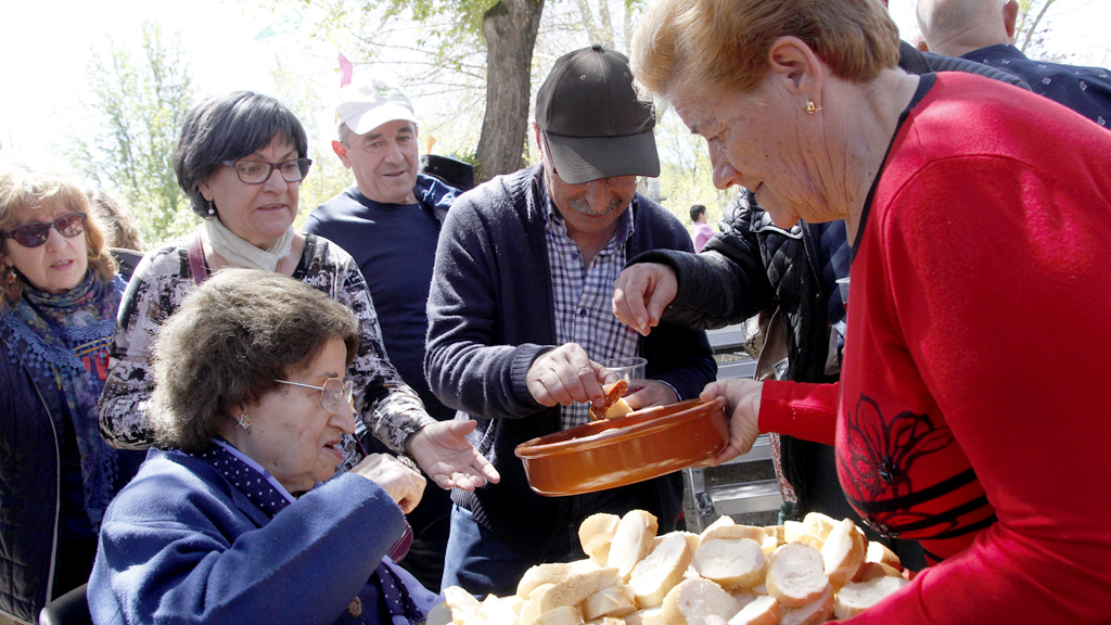 Con la tradicional ‘tajada’ el barrio de San Marcos puso fin a sus fiestas patronales. / Nerea Llorente