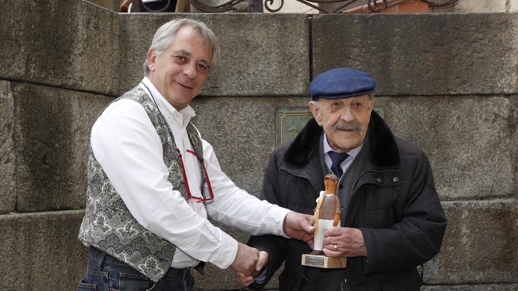 Ángel Román entregó el premio ‘Minutero de Honor’ a Juan Pablo Minguillón.