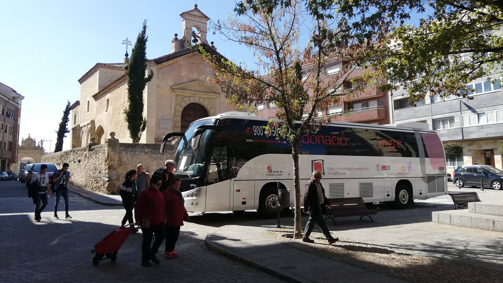 La unidad móvil en la plaza del Cristo del Mercado donde el sábado se llevó a cabo la jornada ‘Donación Cofrade’. / E. A.