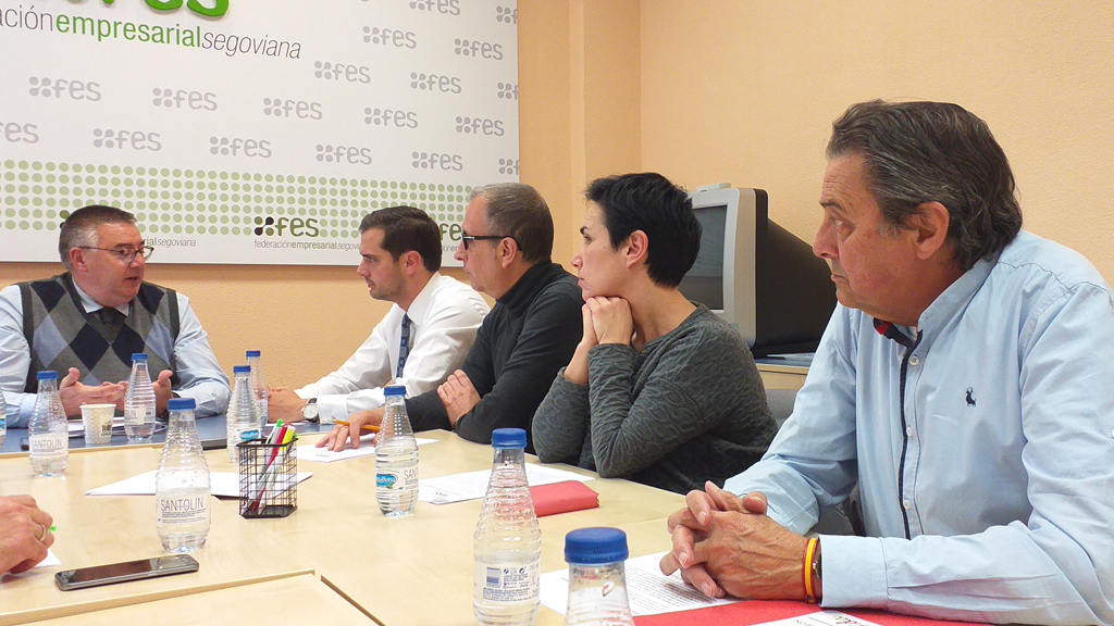 Pablo Pérez escucha al presidente de la Asociación de Industriales Hosteleros Segovianos, Roberto Moreno. /  E.A.